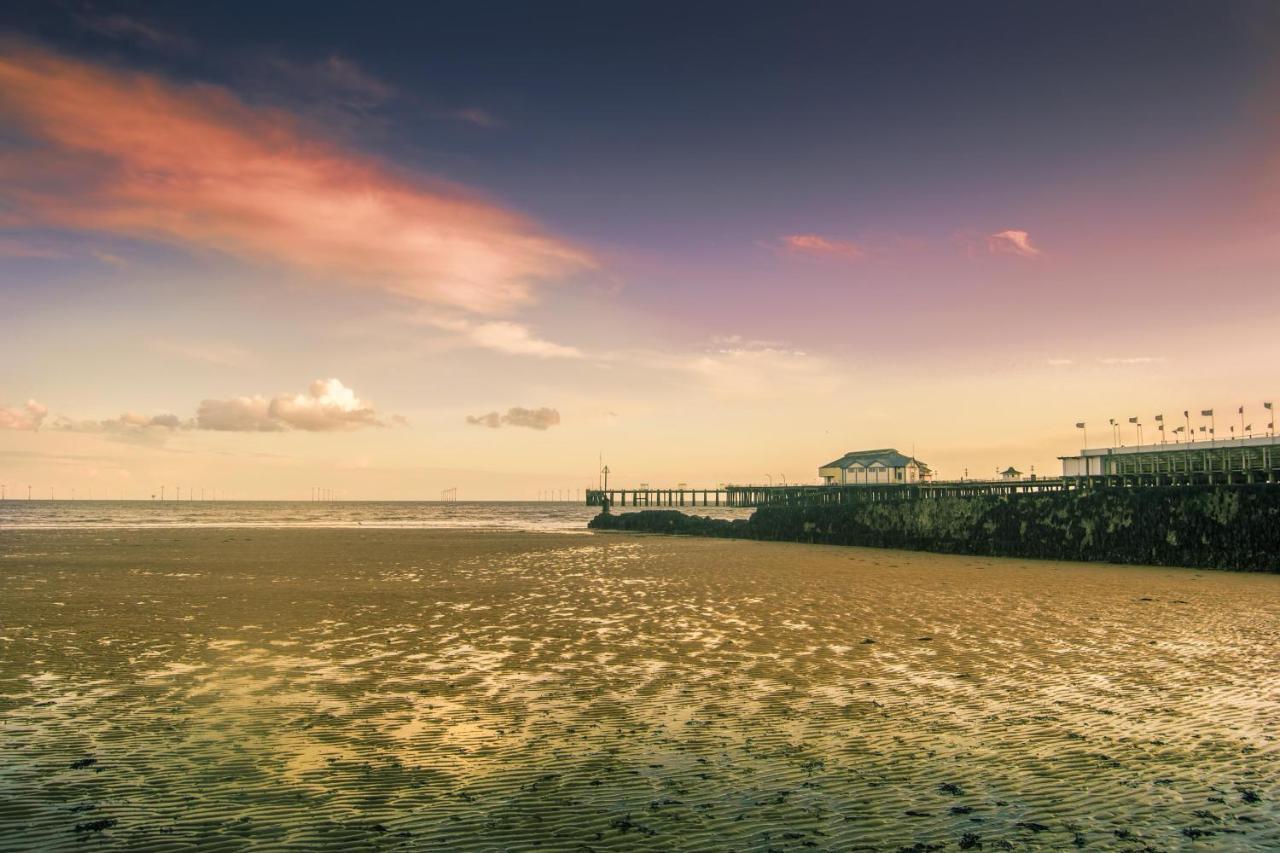 Great 8 Berth Caravan For Hire At St Osyth Beach In Essex Ref 28123Gc Clacton-on-Sea Extérieur photo