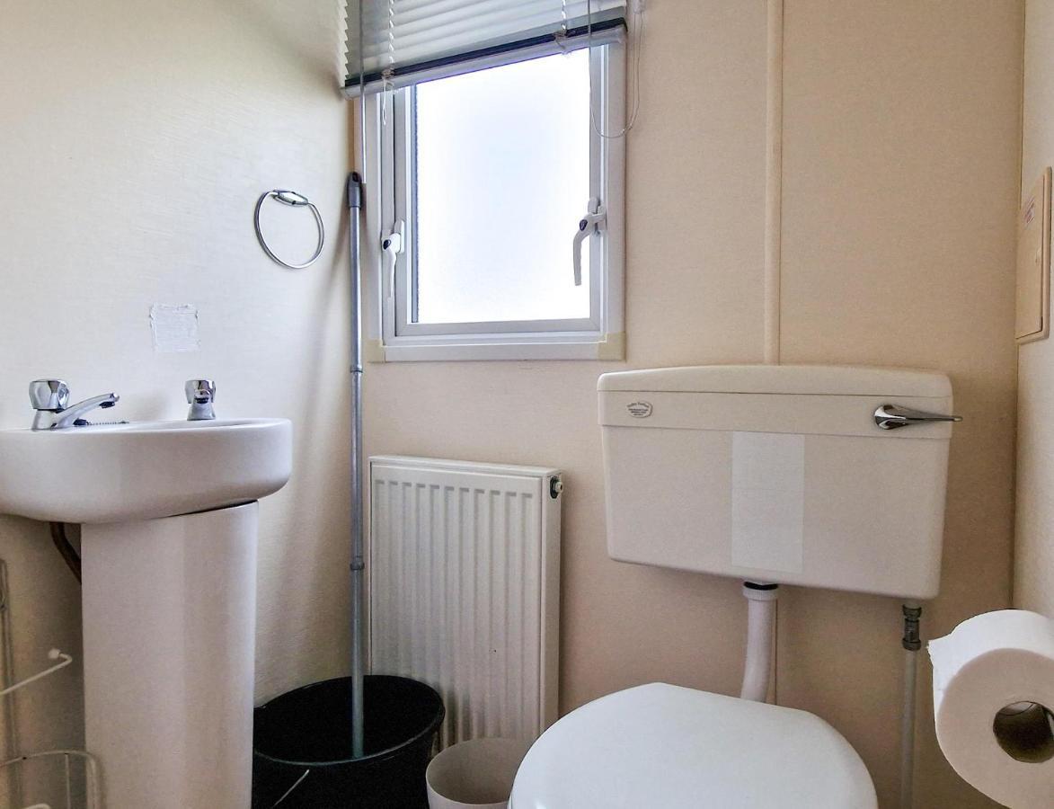 Great 8 Berth Caravan For Hire At St Osyth Beach In Essex Ref 28123Gc Clacton-on-Sea Extérieur photo